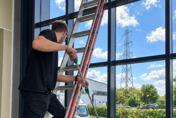 Nettoyage d'une baie vitrée de bureaux en hauteur par QualiClean, à Lille
