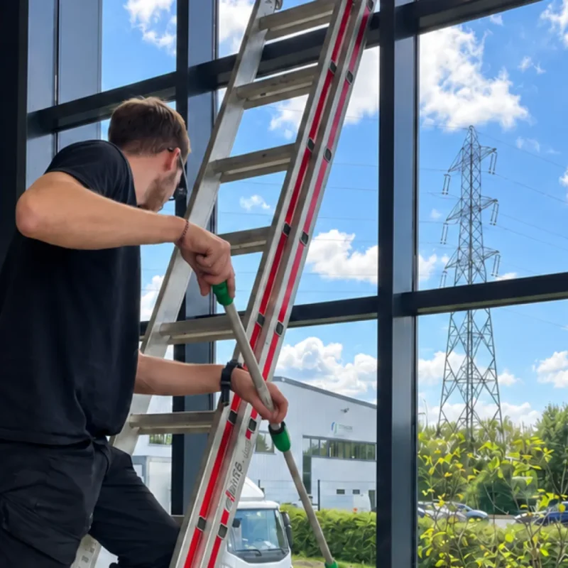 Nettoyage d'une baie vitrée de bureaux en hauteur par QualiClean, à Lille