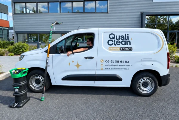 Louis Vermeersch, fondateur de QualiClean, dans son utilitaire avec la perche à eau pure